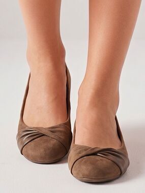🚨KELLY & KATIE | Tan Twist Toe Flats Slip On 7.5
